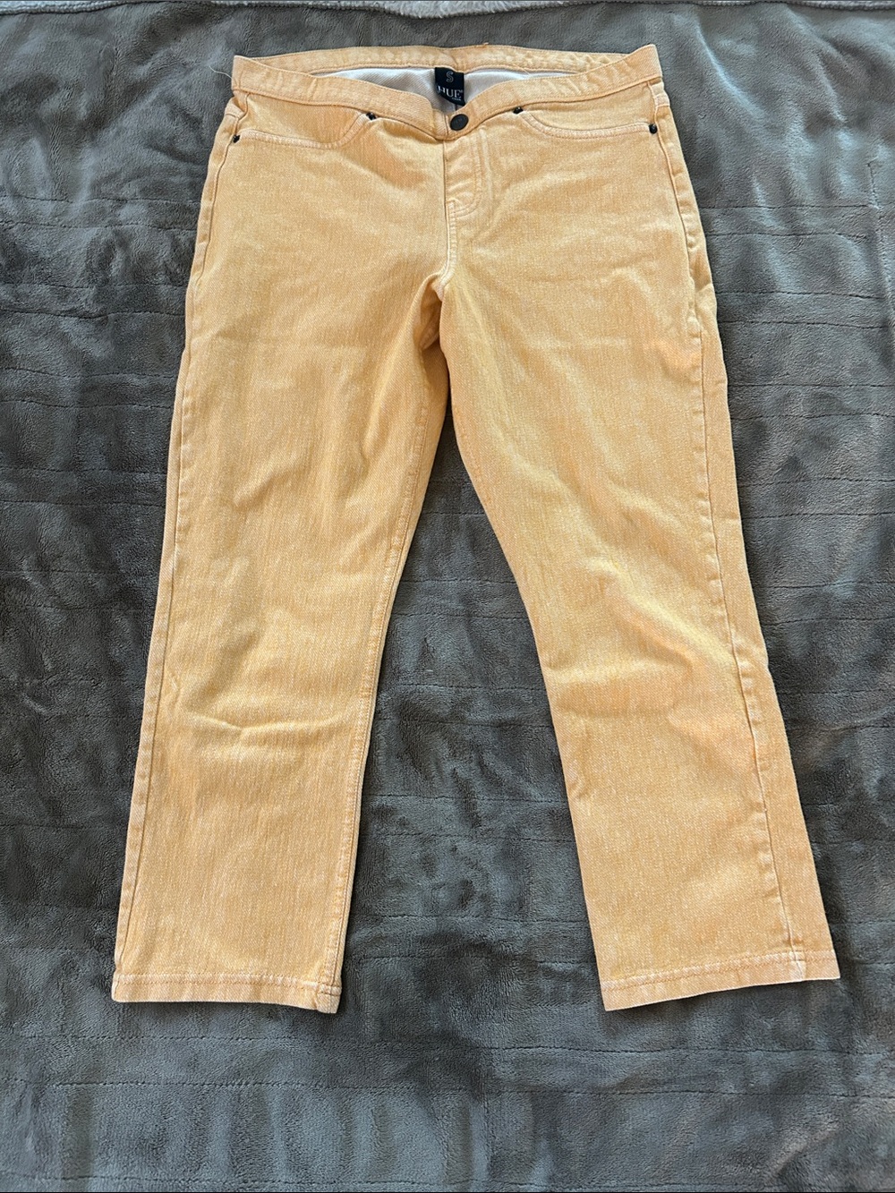 HUE Women's Capris in Light Yellow Gold